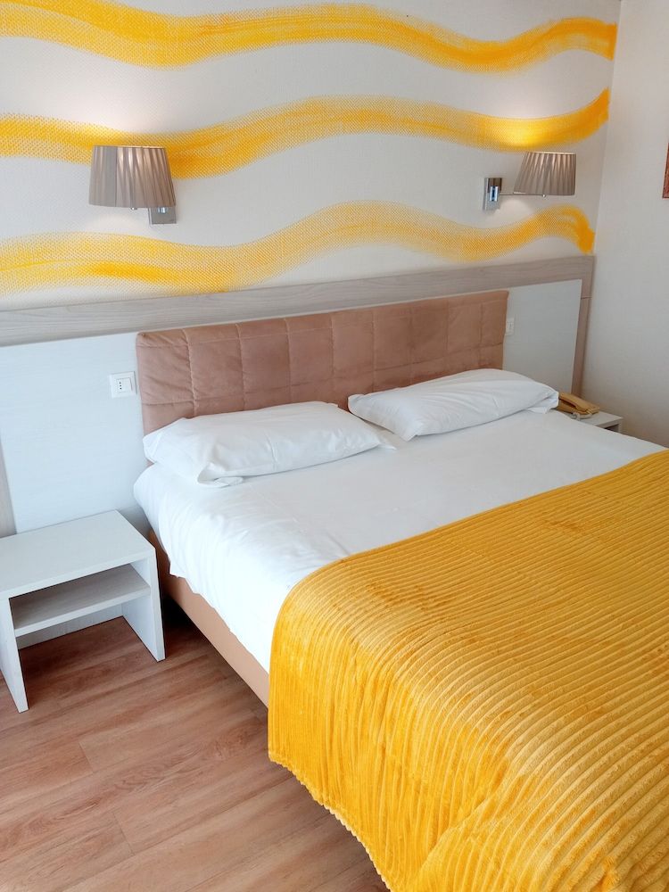 Hôtel Le Dauphin Double or Twin Room, Balcony, Sea View 3