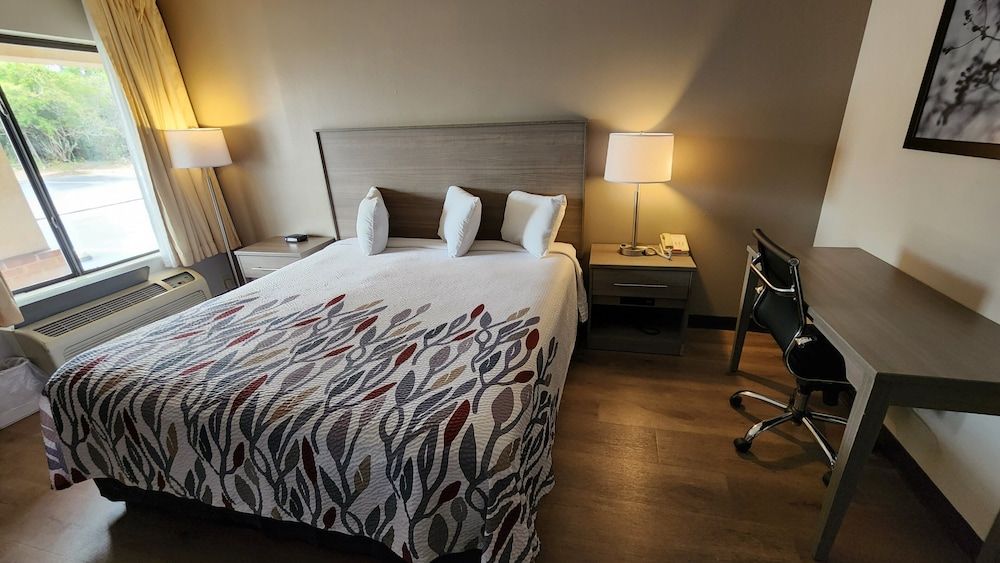 Standard Room, 1 King Bed (Smoke Free)