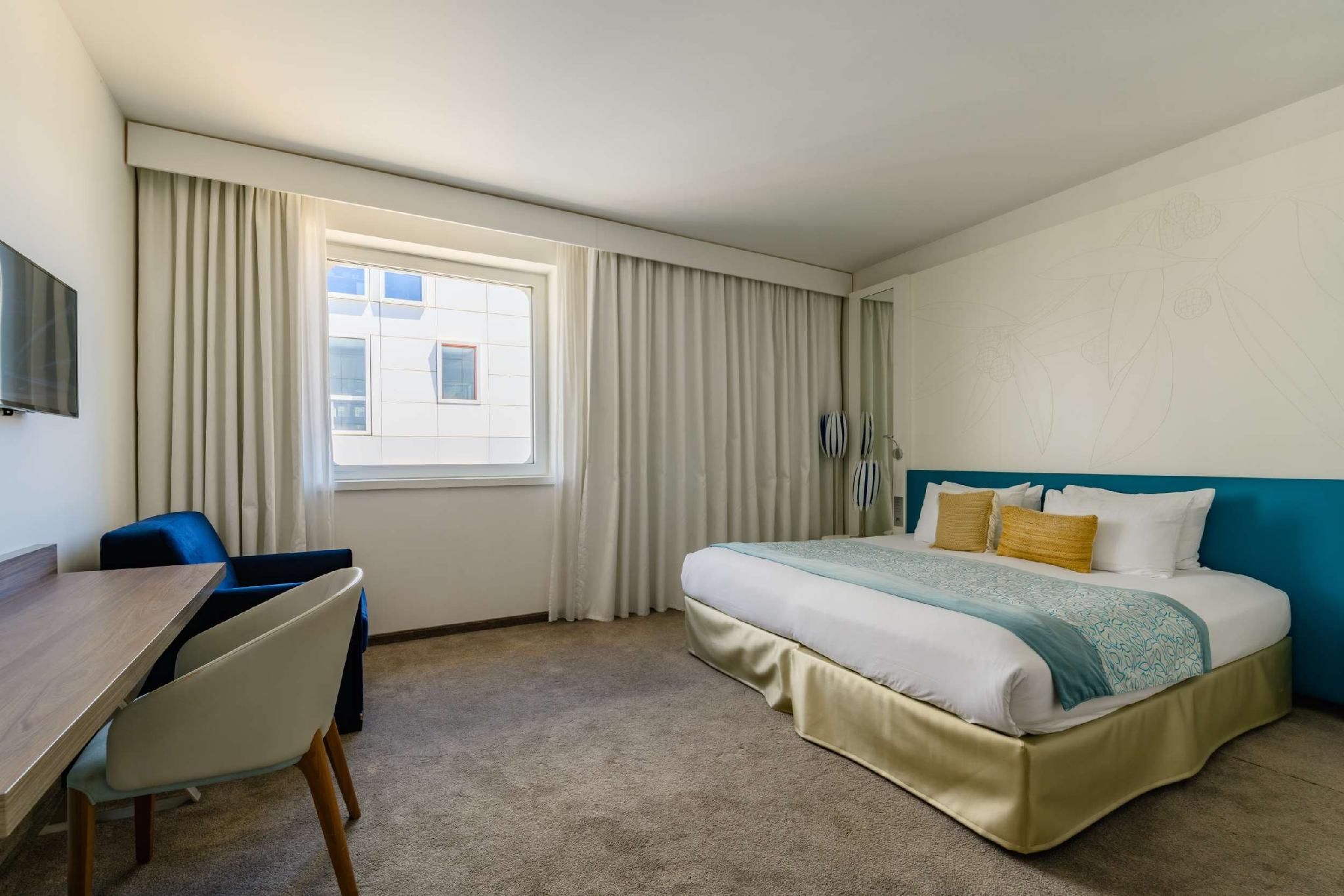 Superior room - 1 King Bed 1 Sofa Bed WiFi