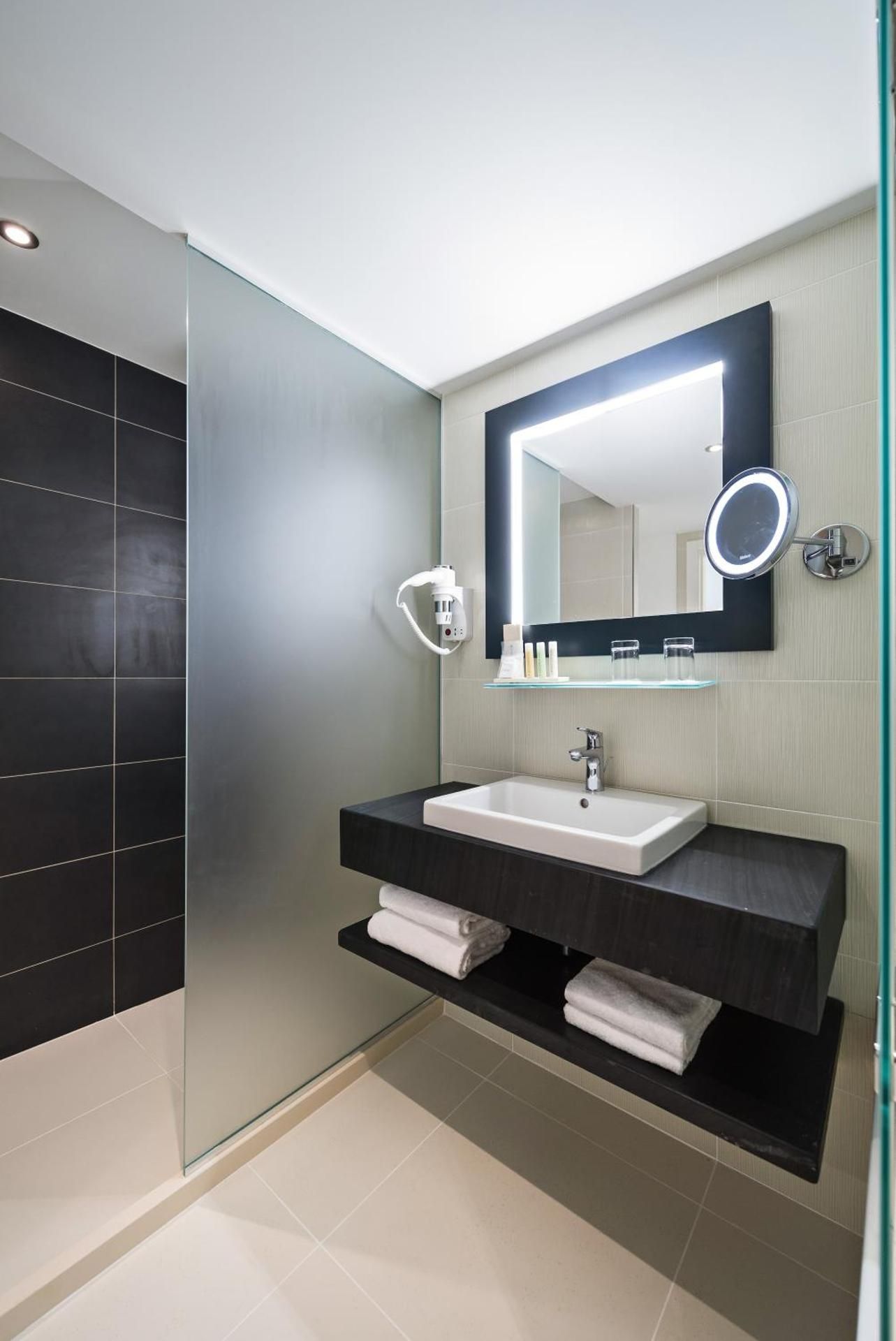 Golden Tulip Marseille Euromed Standard Room - 1 King Bed 3