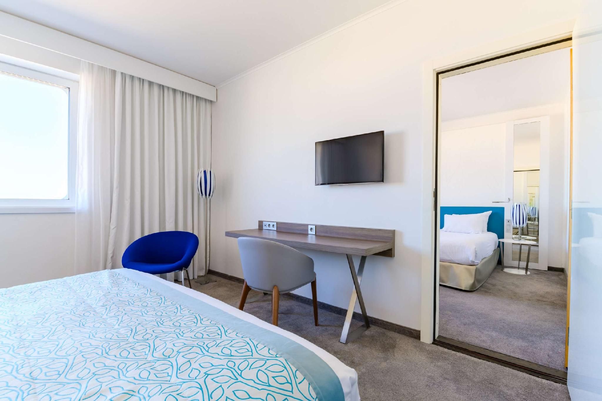 Superior room - 1 King Bed 2 Single Beds WiFi