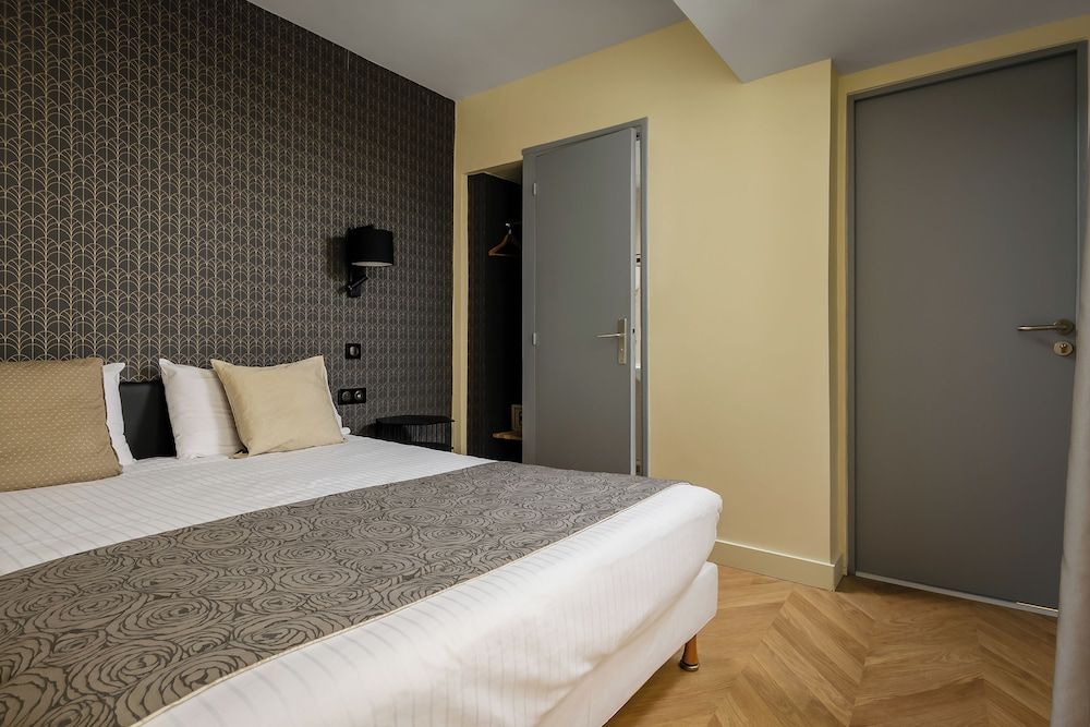 Hôtel Elysée Etoile Basic Double Room, 1 Double Bed 4