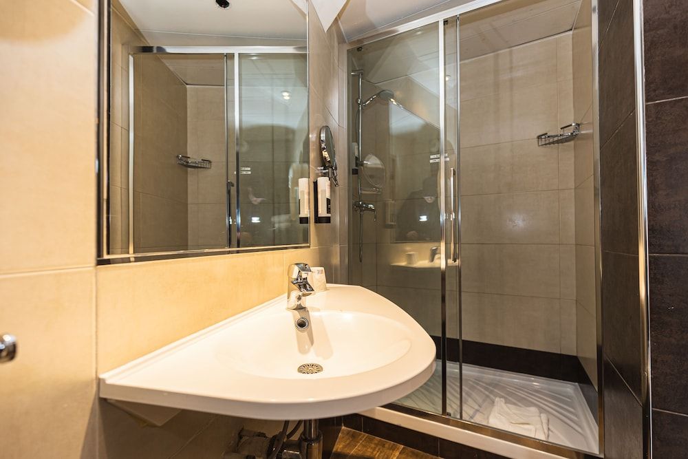 Vintage Paris Gare du Nord by Hiphophostels Double Room 7