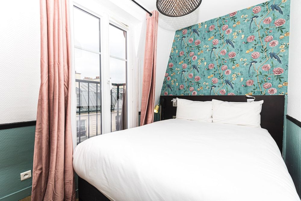 Vintage Paris Gare du Nord by Hiphophostels Double Room 4