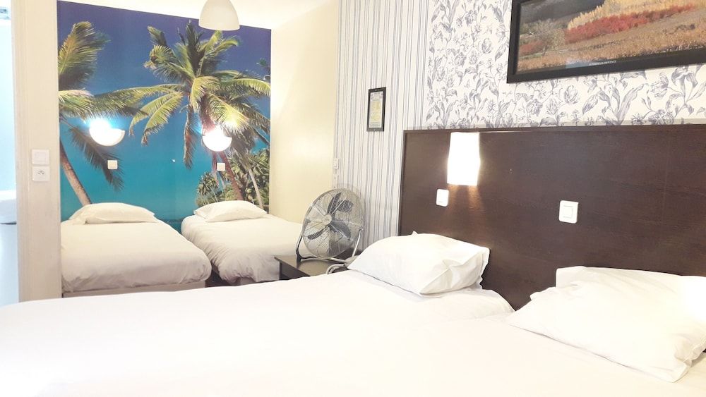 La Vieille France Triple Room