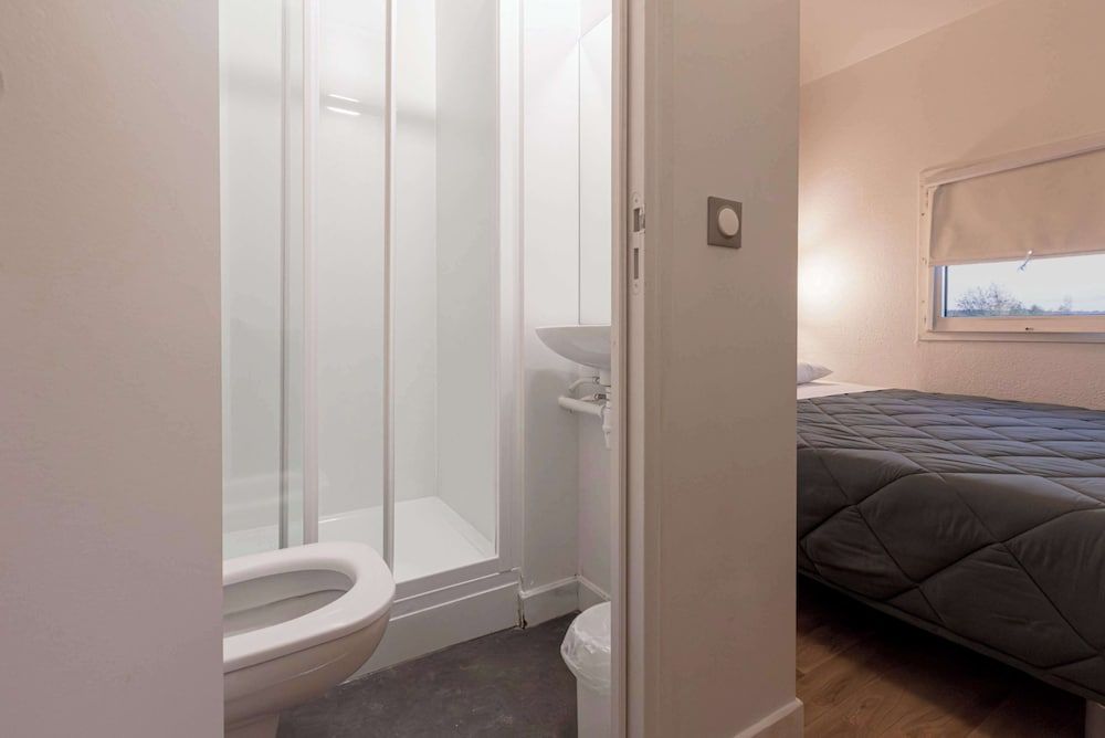 Premiere Classe Plaisir - Gatines Standard Room, 1 Double Bed, Bathtub 3