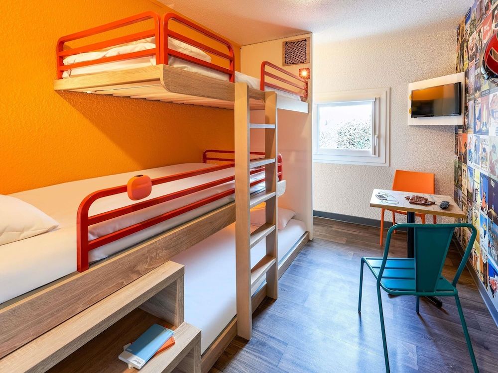 Room, 3 Twin Beds, Shared Bathroom