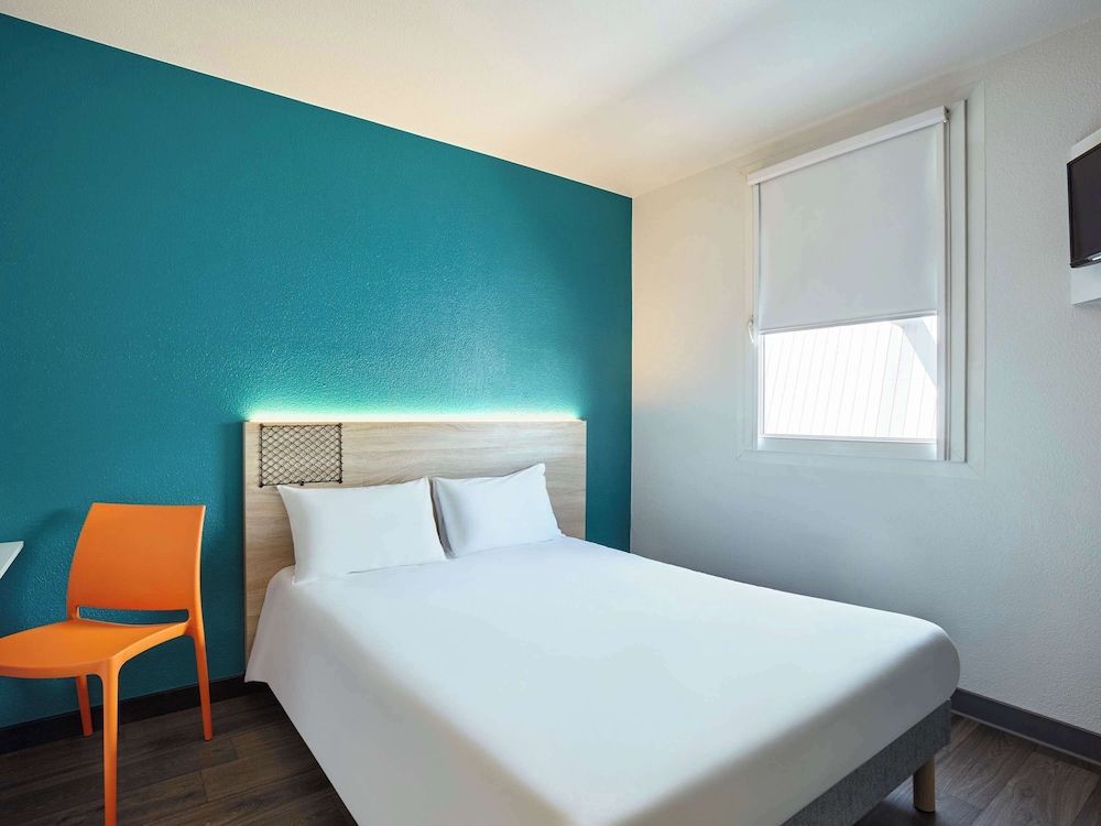 Room, Shared Bathroom (Tandem)
