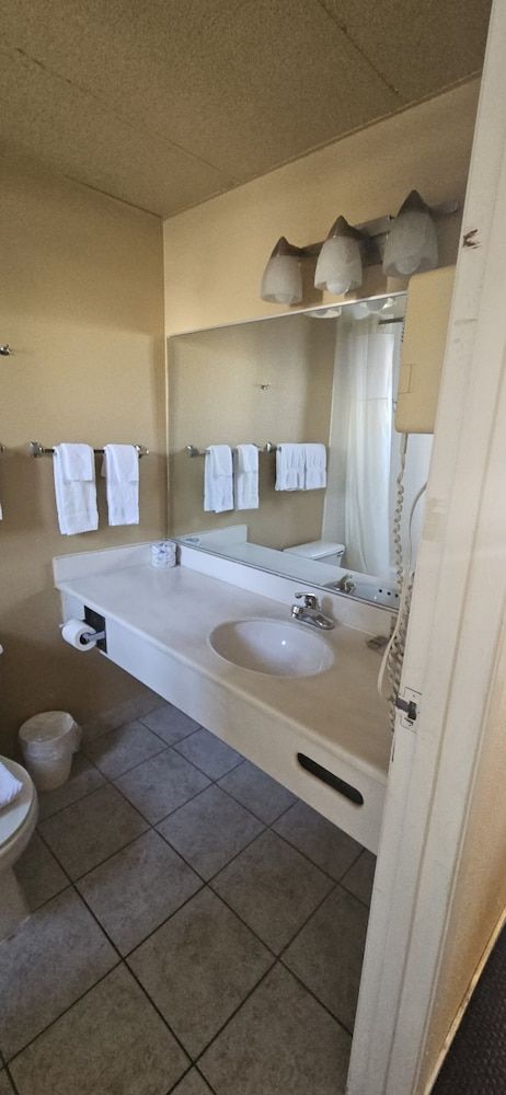 Heritage Inn Standard Room, 1 King Bed, Non Smoking 5