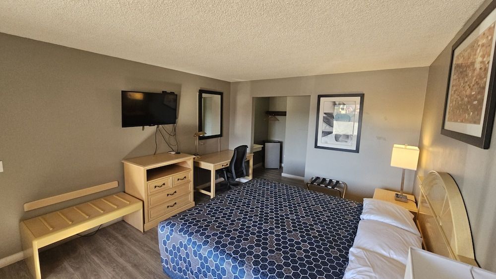 Heritage Inn Standard Room, 1 King Bed, Non Smoking 2