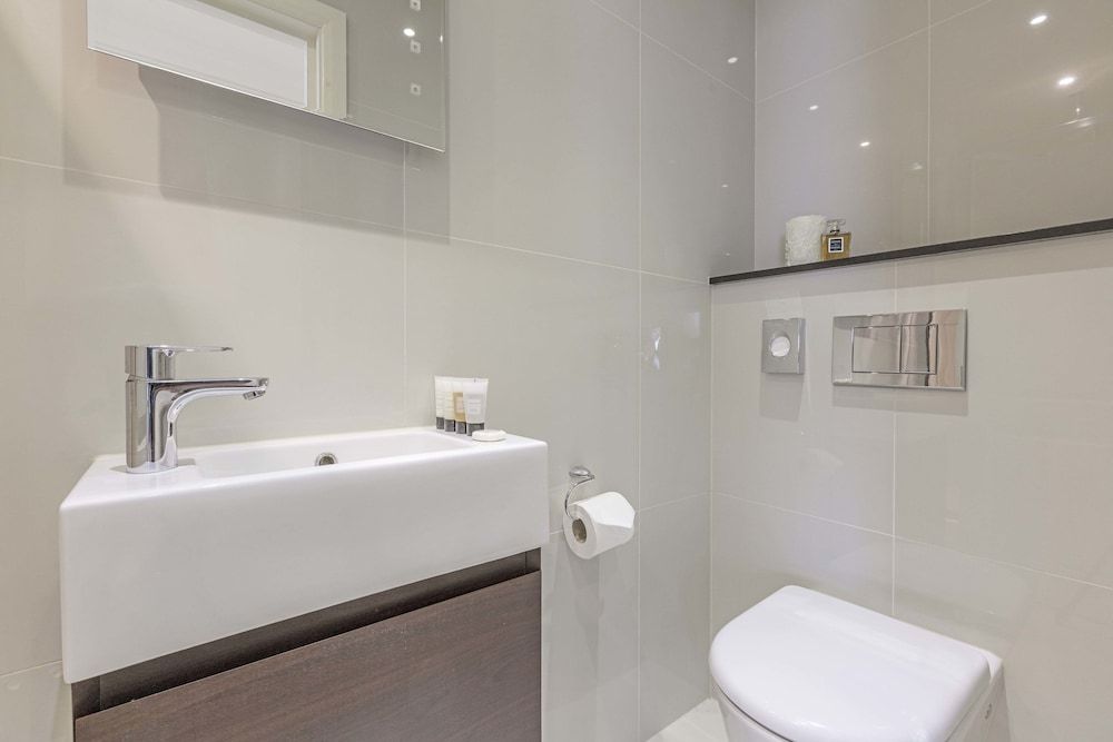 Ashburn Court Superior Studio Apartment 9