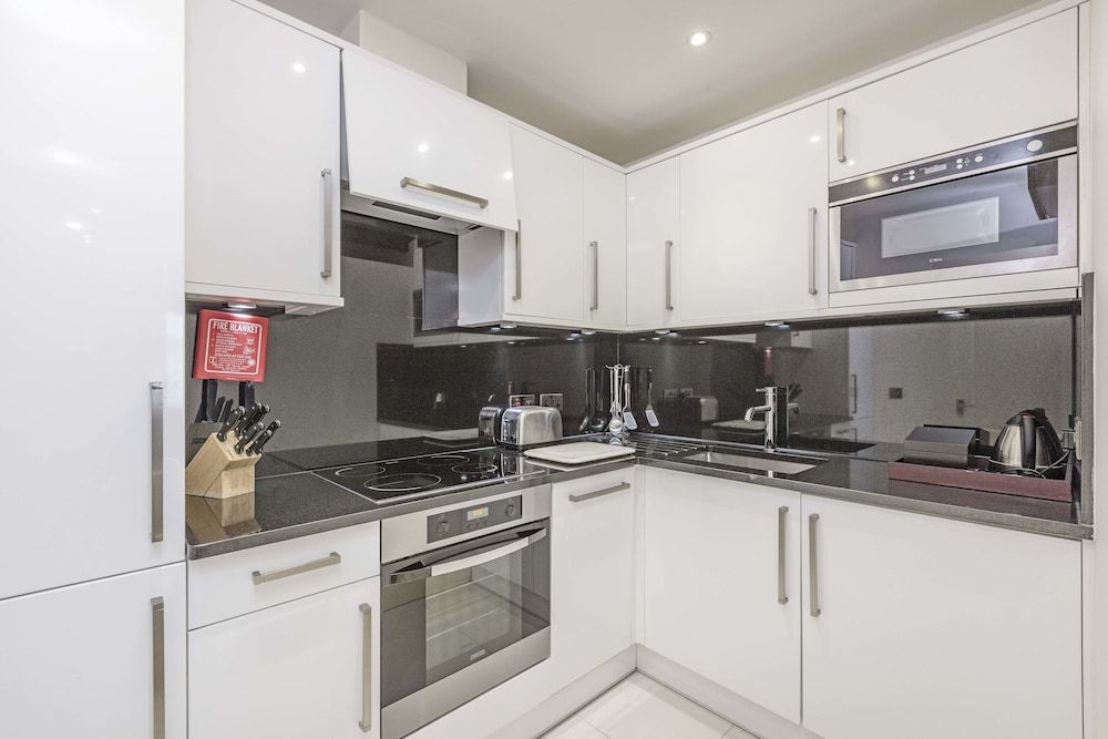 Ashburn Court Superior Studio Apartment 4