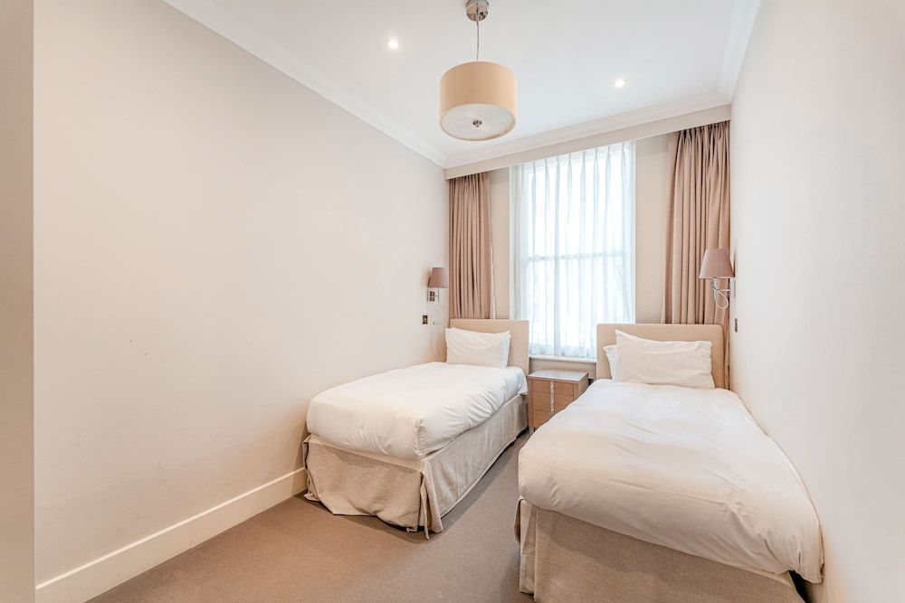 Ashburn Court Deluxe Apartment, 2 Bedrooms 2