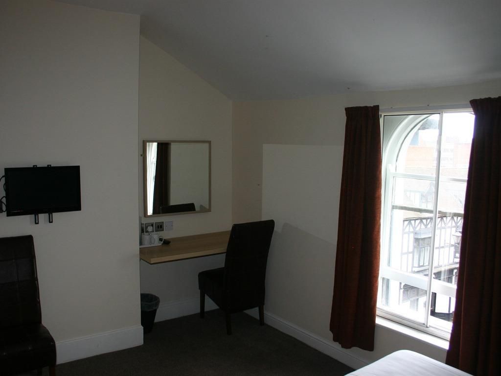 The Vaults Twin Room-Ensuite with Shower 3