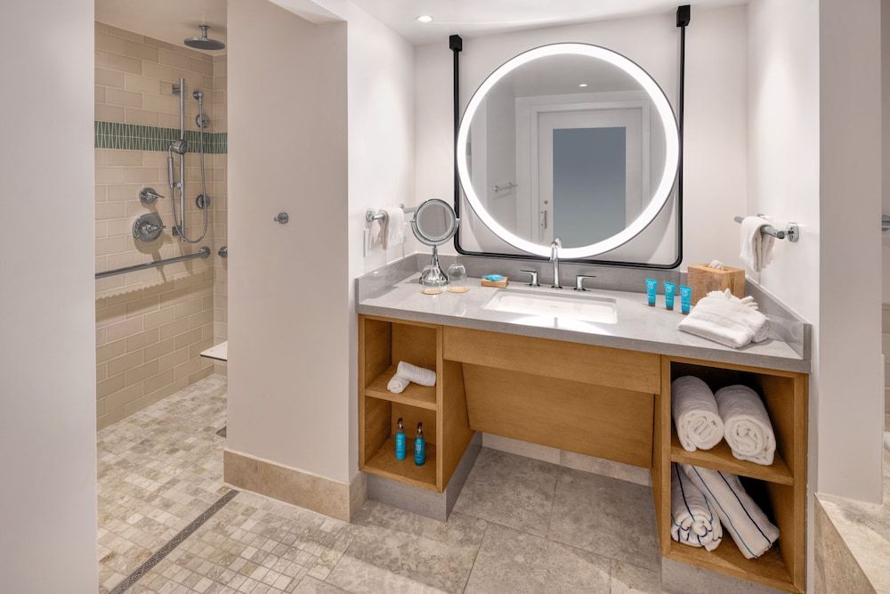 Premium Room, 1 King Bed, Lanai, Oceanfront (Mobility/Hearing Access, Roll-in Shwr)