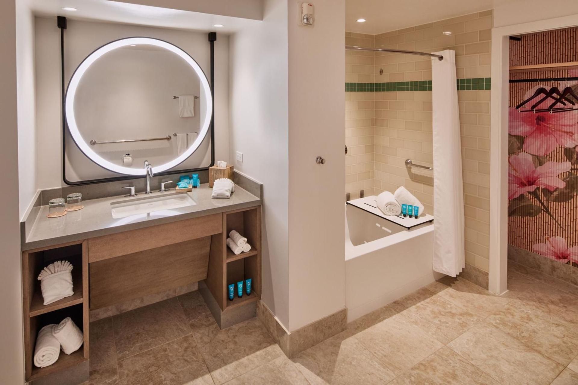 King Room with Ocean View Lanai/Sofa Bed/Ocean View - Mobility Accessible with Tub