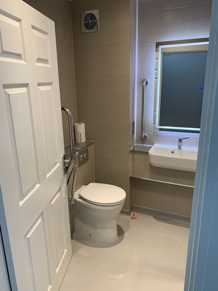 Best Western Premier Heronston Hotel & Spa Deluxe Room, 1 Double Bed, Accessible, Ground Floor (Walk-in Shower) 5