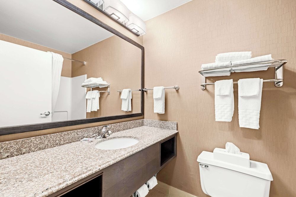 Best Western Maple City Inn Standard Room, 1 King Bed, Non Smoking, Refrigerator & Microwave 4