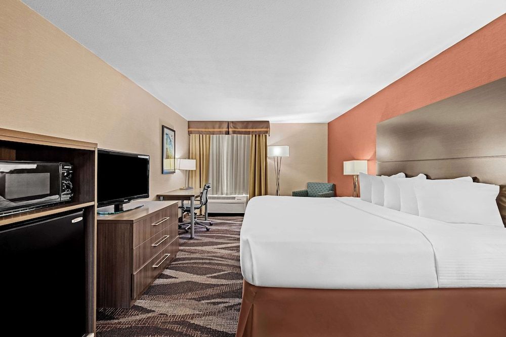 Best Western Maple City Inn Standard Room, 1 King Bed, Non Smoking, Refrigerator & Microwave 2