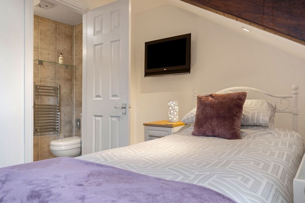 Coach Guest House Standard Triple Room 4