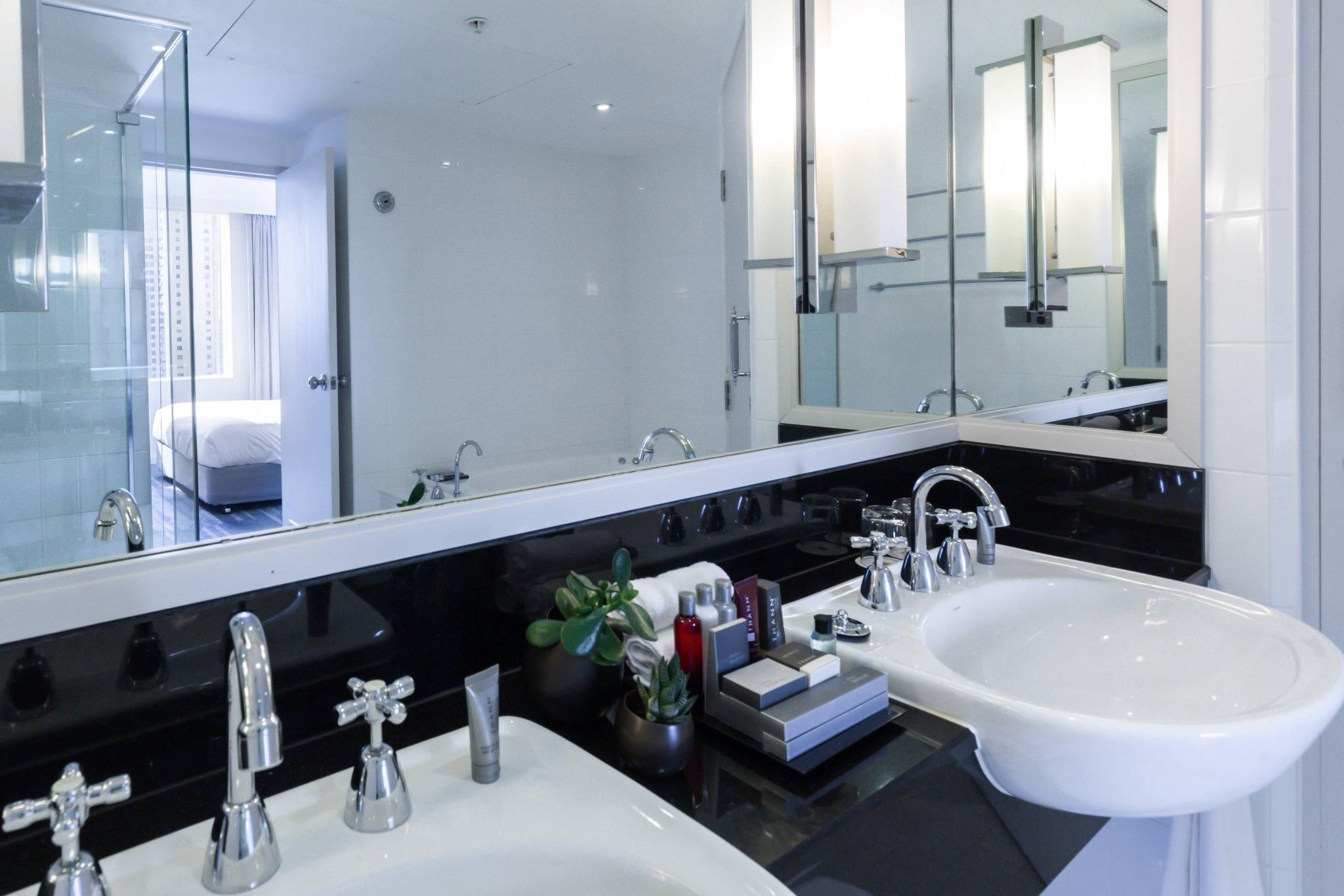 Club lounge access, 1 Bedroom Suite, 1 King, Cityscape view