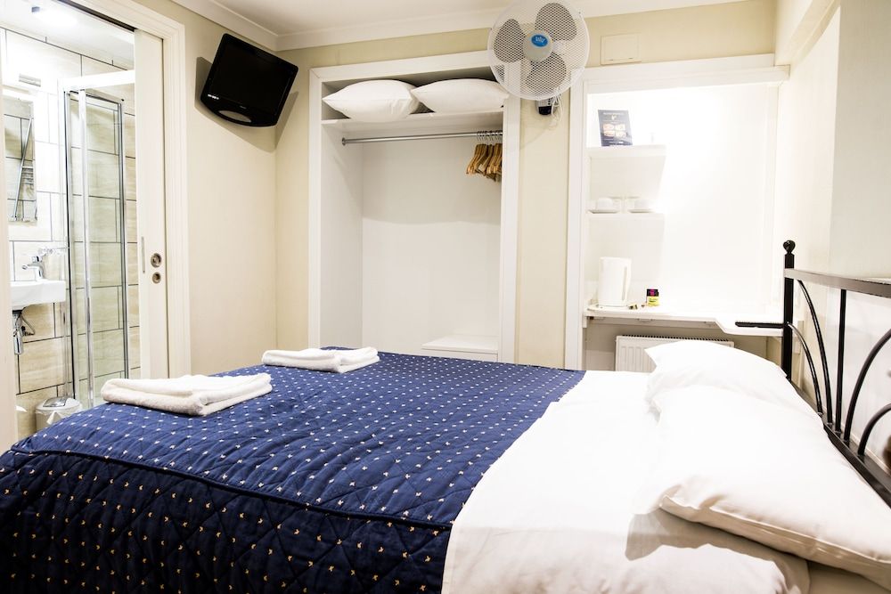 Central Hotel Standard Double Room, Ensuite 4