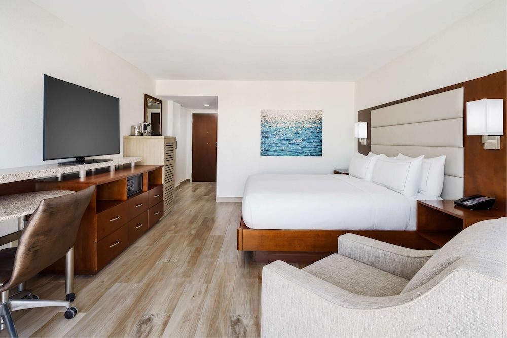 Room, 1 King Bed, Accessible, Bathtub (Balcony, Gulf View)