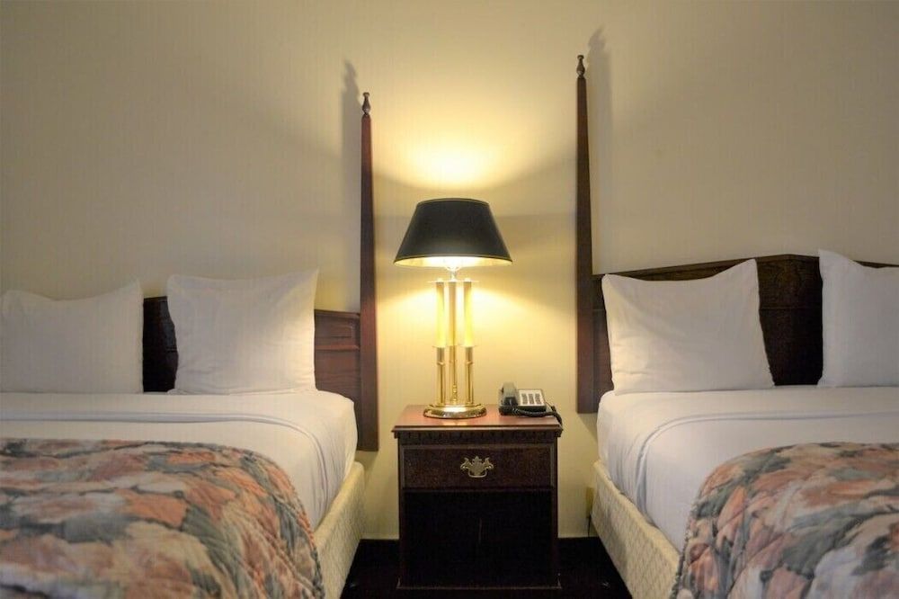 Merced Inn and Suites Standard Room, 2 Queen Beds, Smoking 3