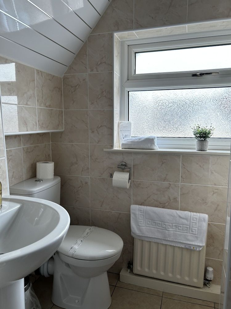 The Inglewood Hotel Double Room, Ensuite (small) 12