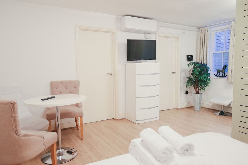 undefined Cambridge City Studios by Paymán Club 4