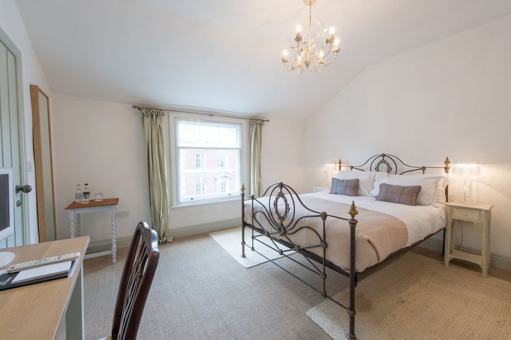 Lion and Pheasant Hotel Deluxe Double Room 3