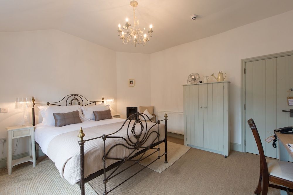 Lion and Pheasant Hotel Deluxe Double Room 4