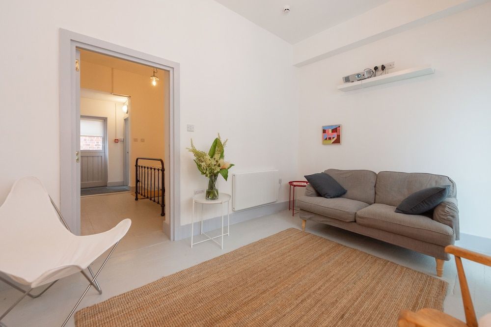 Lion and Pheasant Hotel Classic Studio, 1 King Bed, Refrigerator 4