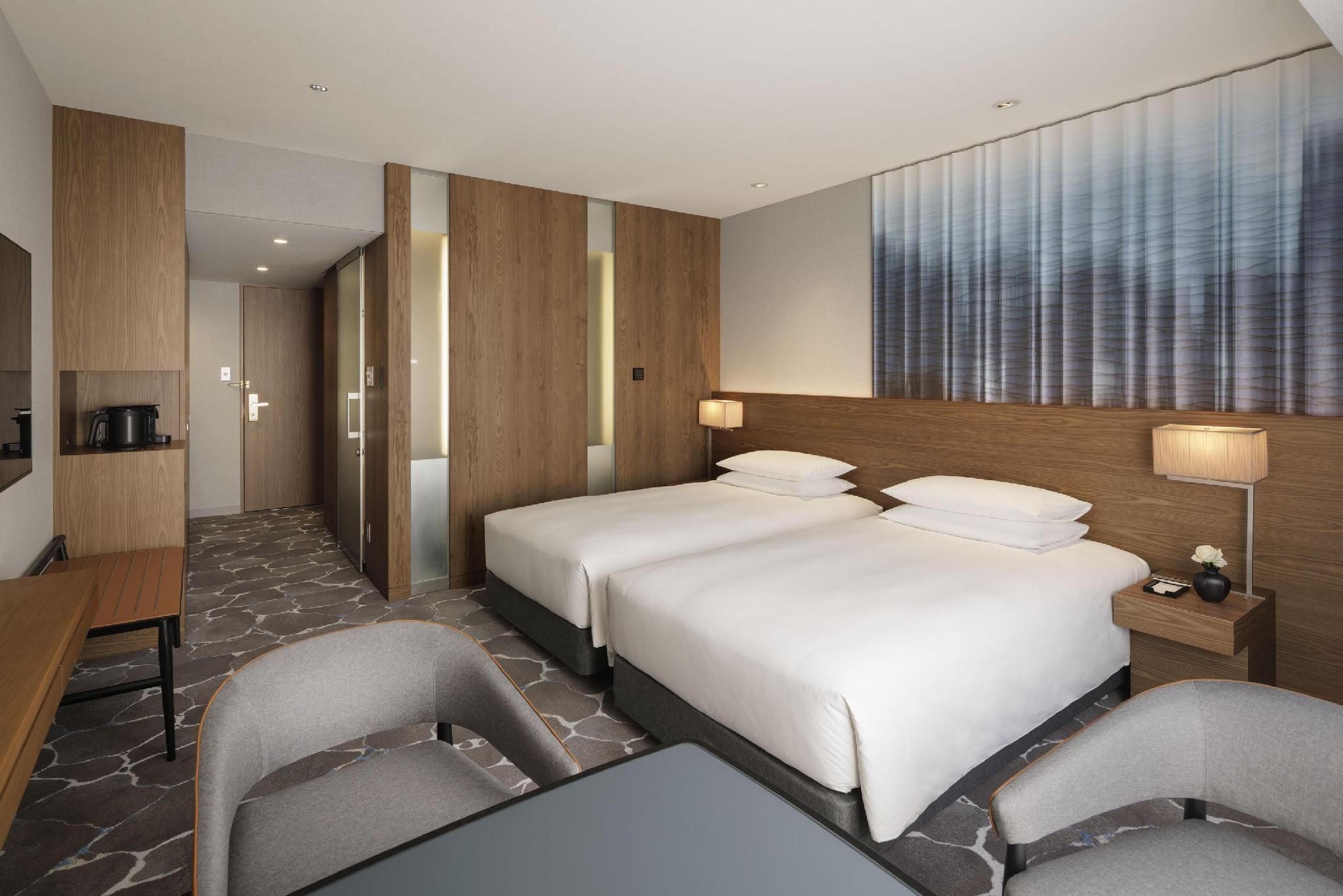 2 Twin Beds, City View