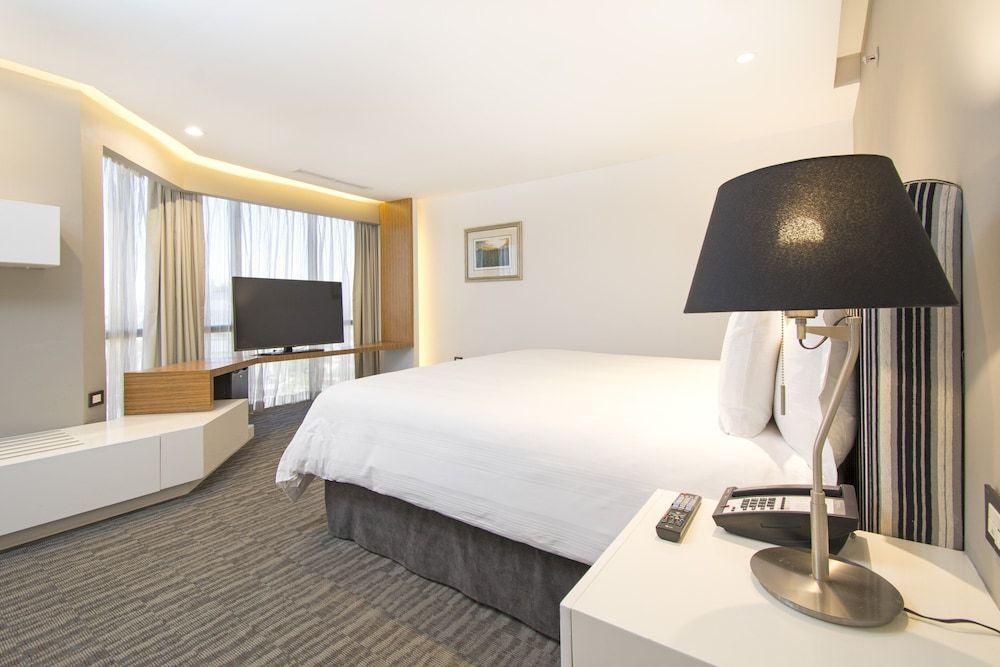Suite, 1 King Bed, City View (Garden)