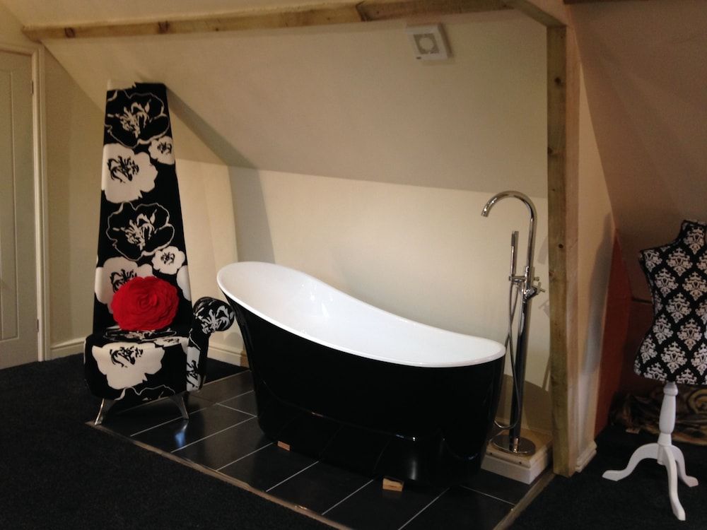 HILLS FARM STAYS Honeymoon Suite 2