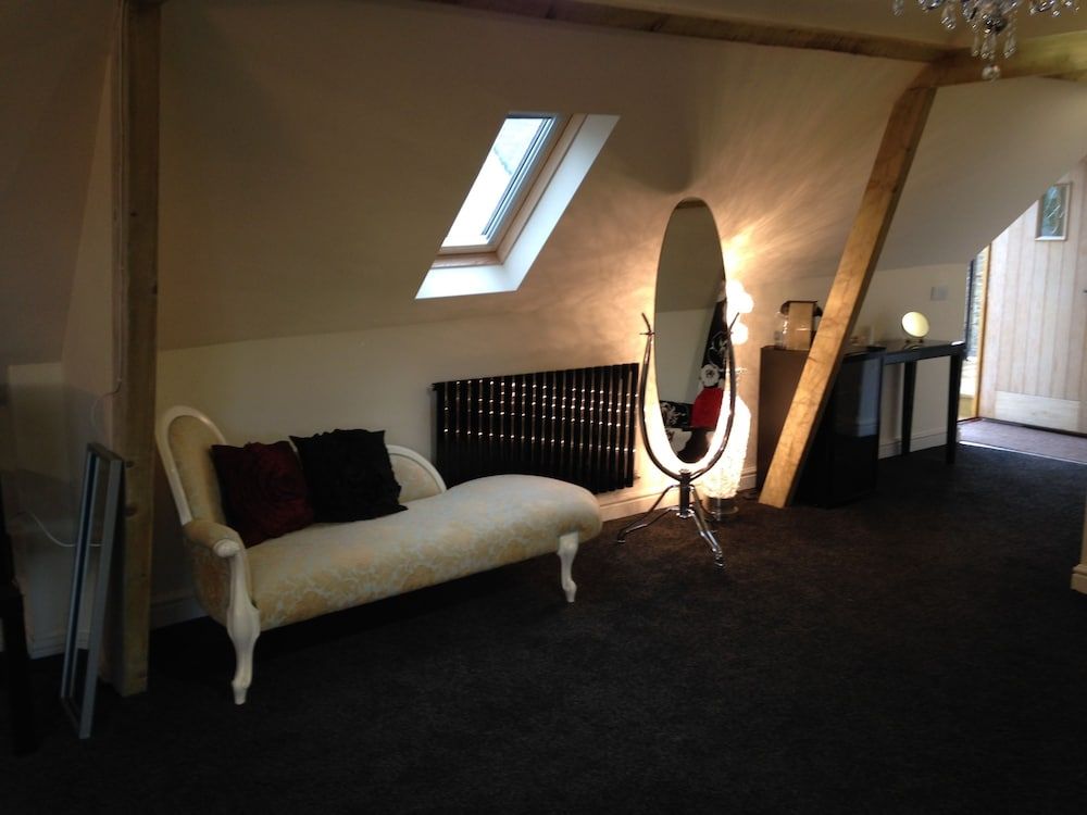 HILLS FARM STAYS Honeymoon Suite