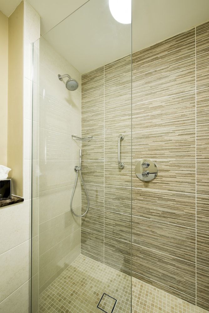 Lion Quays Hotel & Spa Standard Twin Room 6