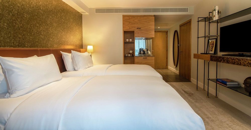 Lincoln Plaza London, Curio Collection by Hilton Twin Guest Room 2
