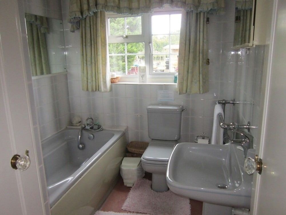 Newmans Hall Standard Twin Room, Private Bathroom, Garden View (Room 3) 4