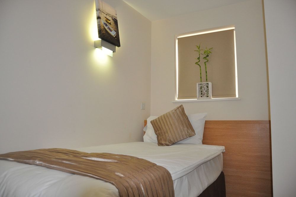 undefined Queens Hotel 5