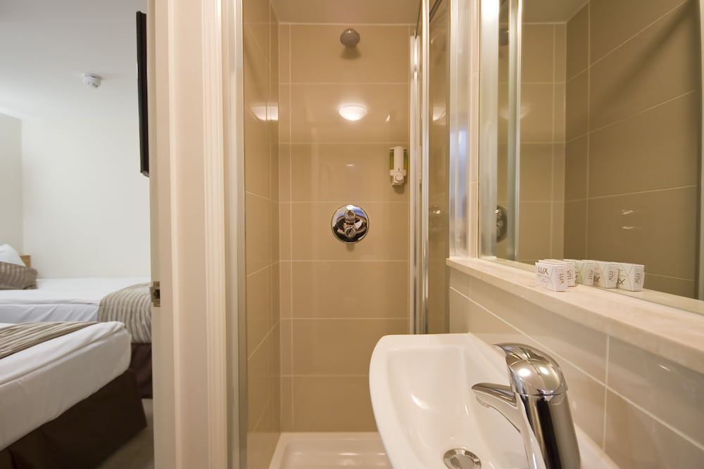 Queens Hotel Double Room 4