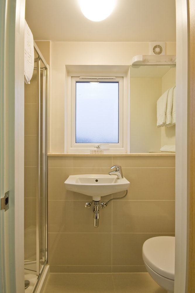 Queens Hotel Twin Room 2