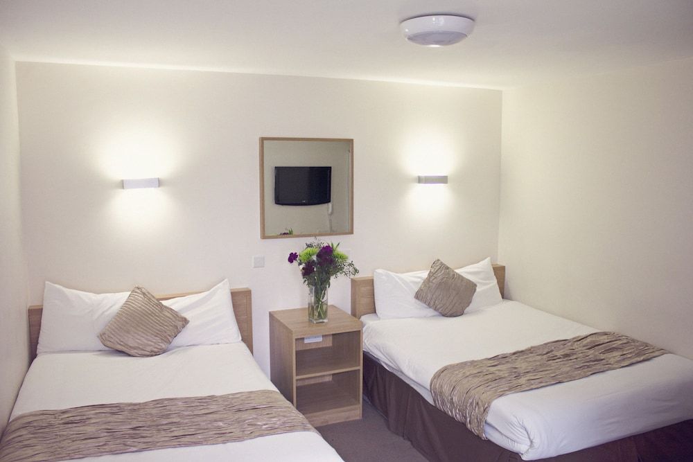 Queens Hotel Twin Room