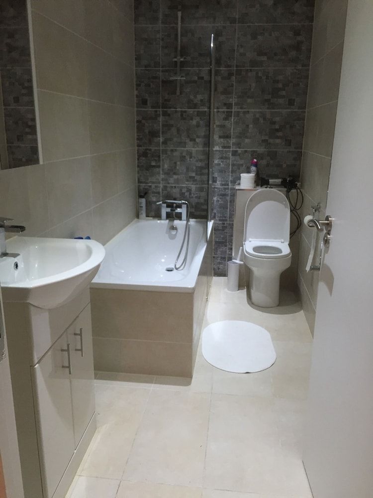 Whitechapel Guest House Deluxe Apartment, 3 Bedrooms, Balcony, City View 5