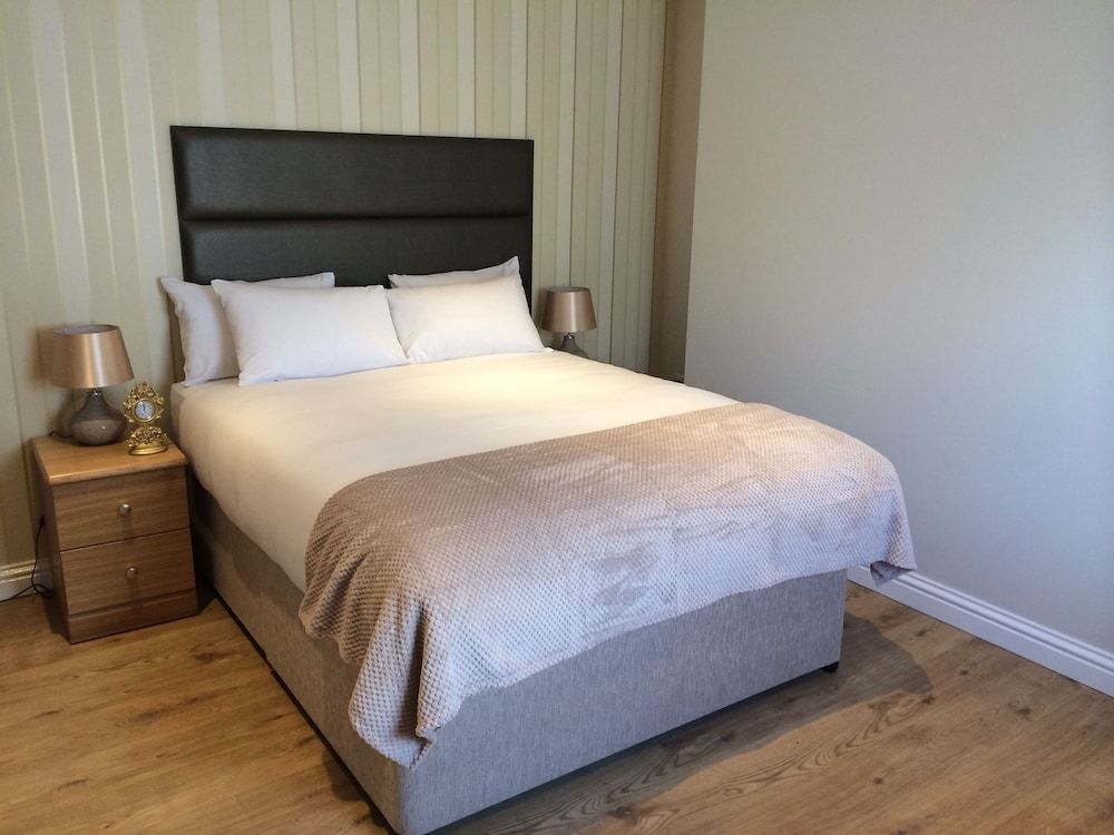 Queens Hotel Superior Studio, 1 Double Bed, Annex Building (No lift access, £200 security deposit)
