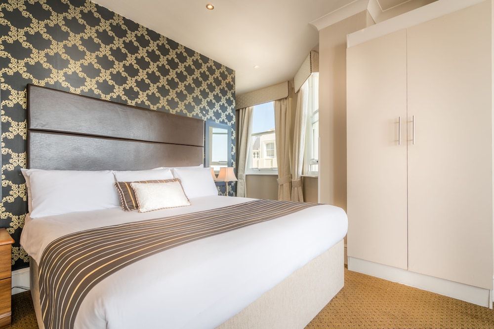 Queens Hotel Tower Suite 2