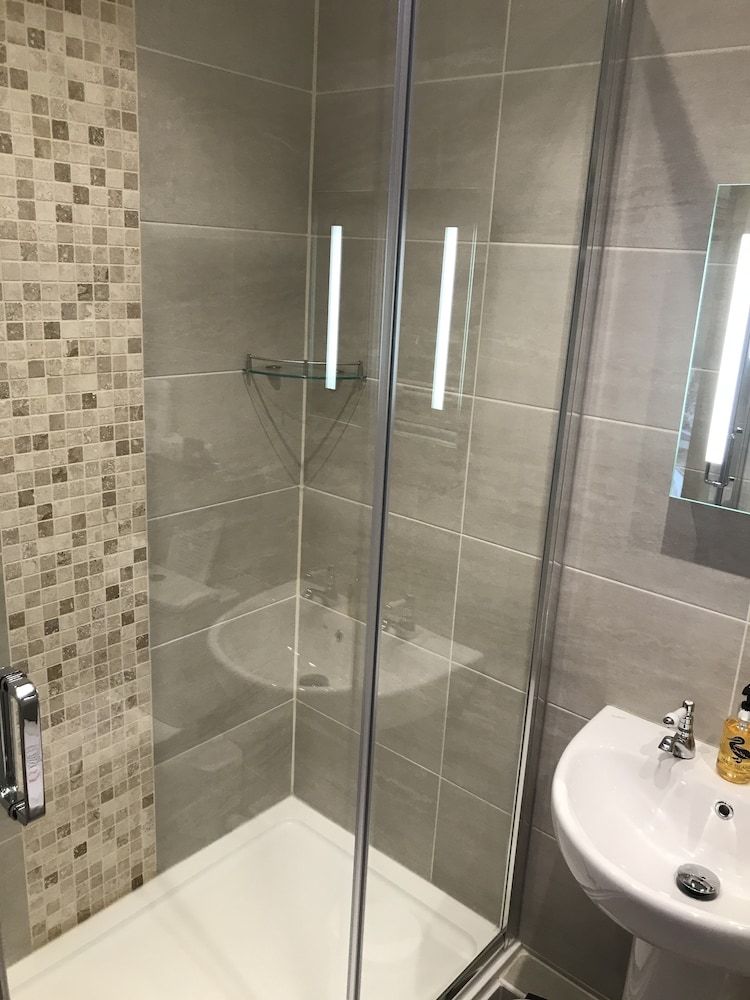 Glendale Guest House Penrith Deluxe King Room, Ensuite 4