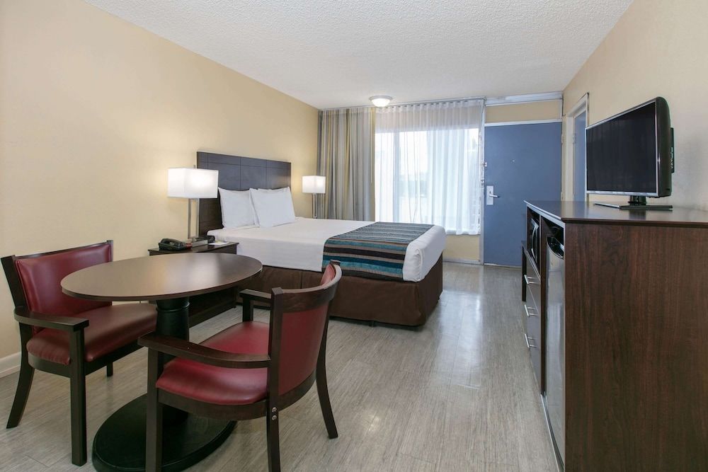 Room, 1 Queen Bed, Smoking (Second Floor)