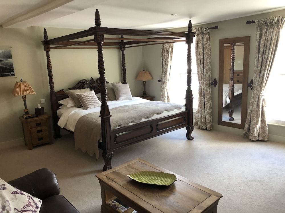 The Peppermill Bridal Suite (Four Poster) 2